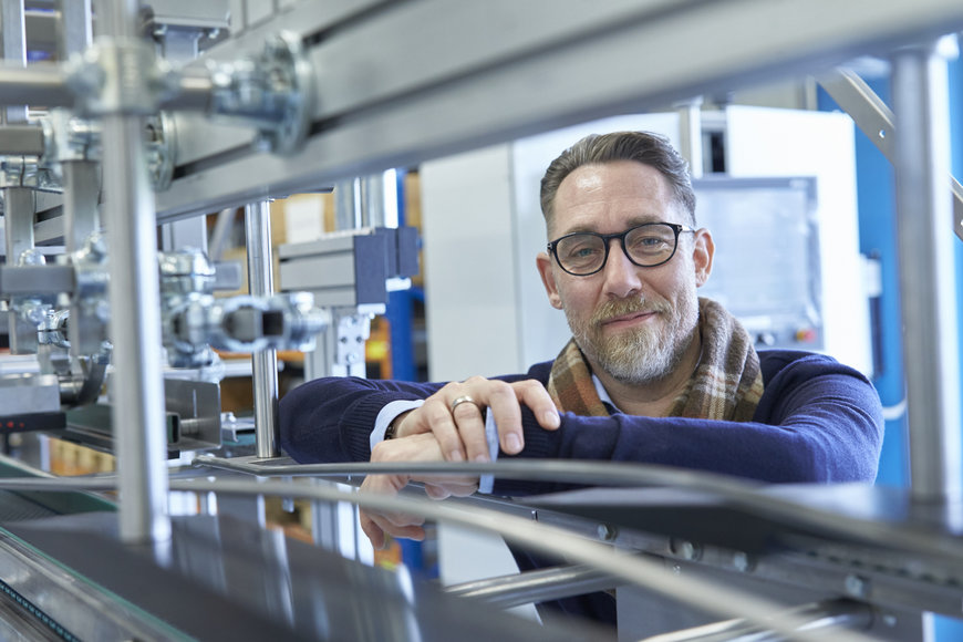 Environmentally-friendly alternative to plastic: new KHS machine processes can toppers made of cardboard